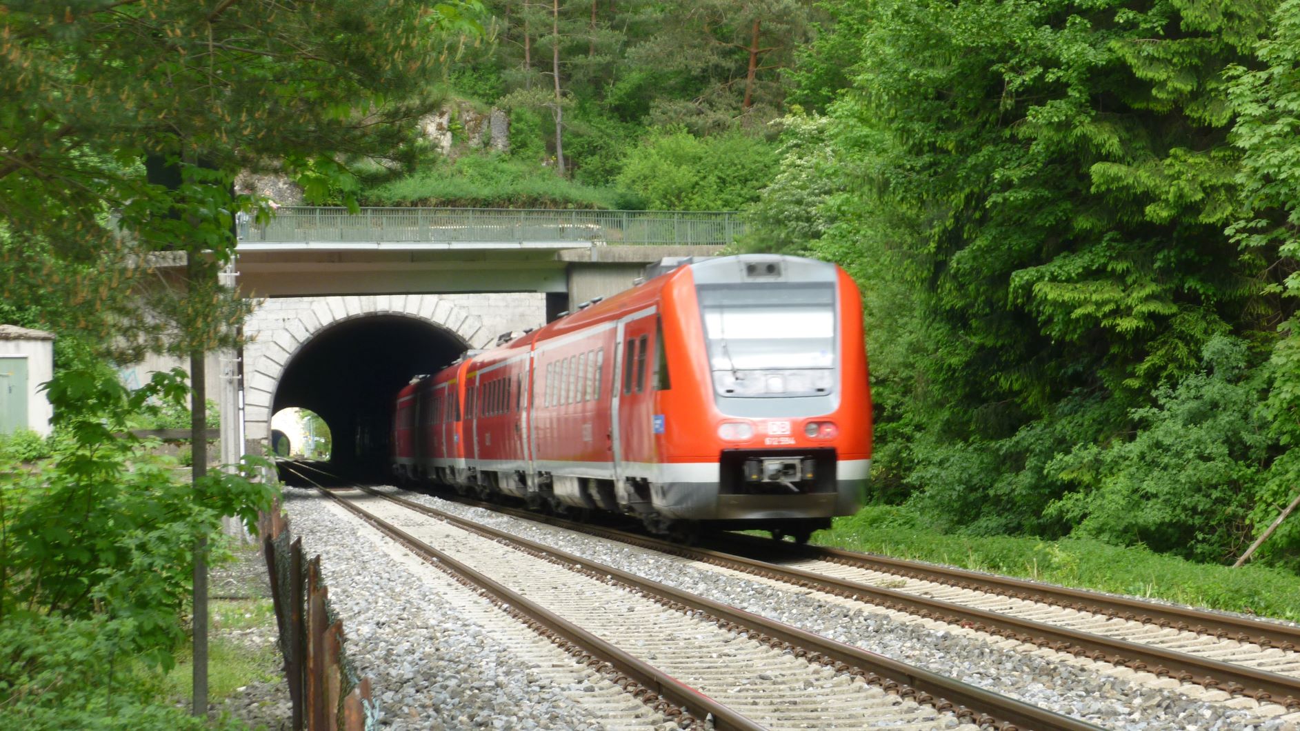 Straßenbrücke im Pegnitztal folgt unmittelbar auf einen Tunnel